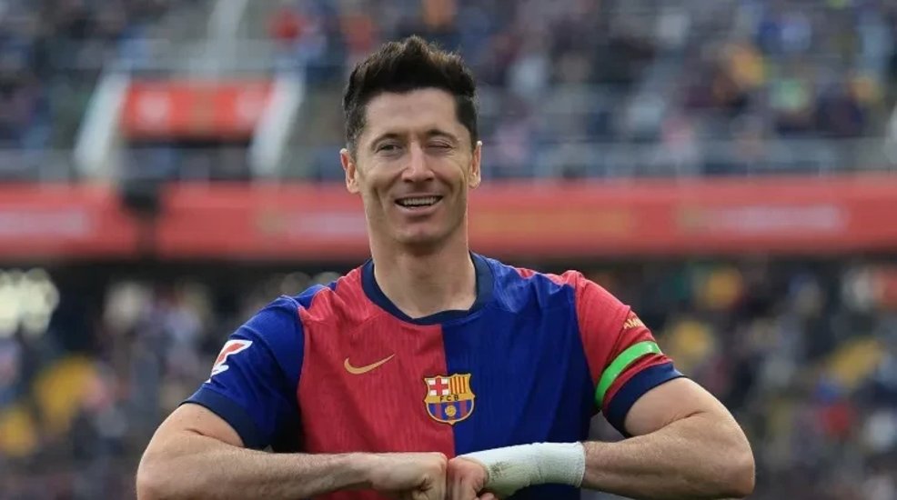 爱游戏-莱万多夫斯基迎来三赛季出色发挥，公牛观众热烈欢呼！观众掌声雷动(莱万多夫斯基9分钟5球高清)