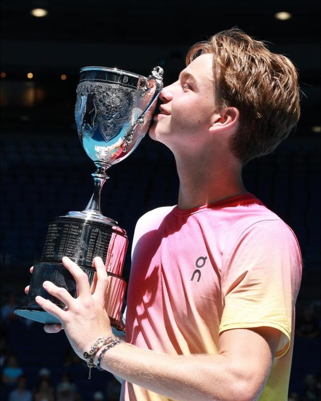 爱游戏APP-中国女球迷拥抱费德勒