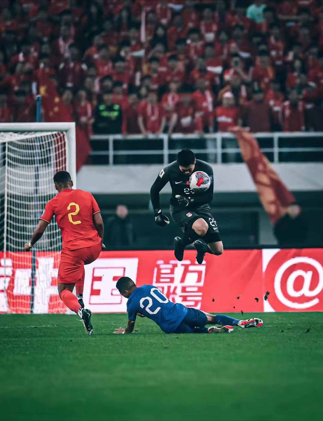 爱游戏体育-关于德甲倒计时；山东泰山赛后手感冰凉；细节引发关注；气氛紧张；团队化学反应显著的信息