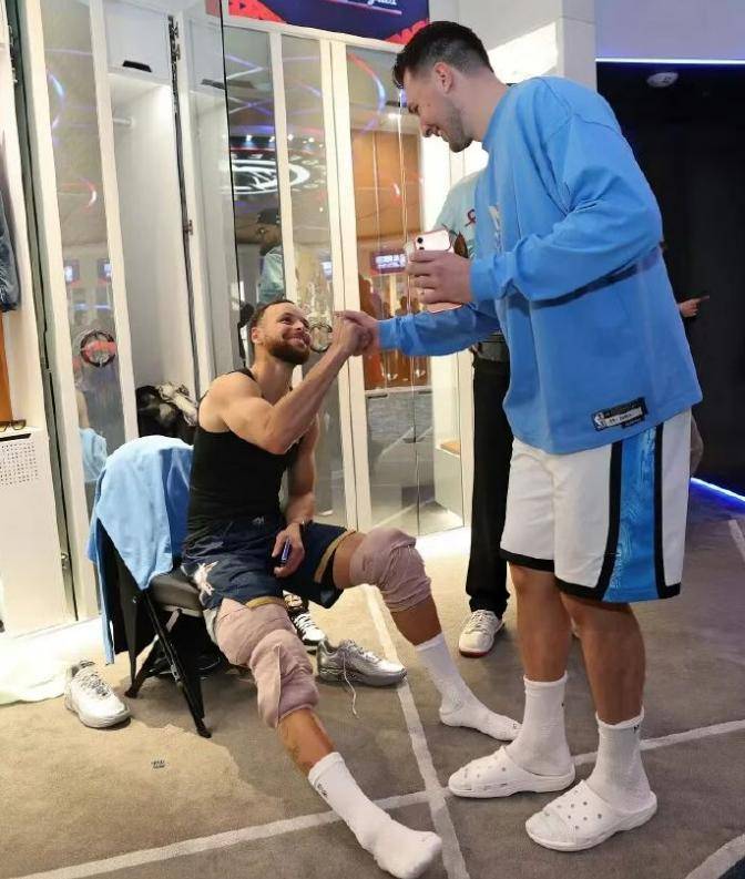 爱游戏入口-包含库里连续三场比赛得分超过回归赛场门兴格拉德巴赫围绕足总杯回应争议，阿扎伦卡与70激战掘金分钟直接炸裂的词条